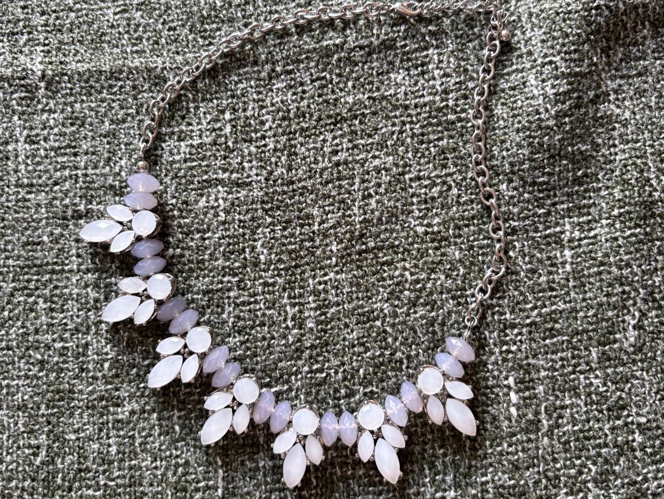 H&M Catenine: Collana con motivi floreali, lilla e violetto – Usato da Zürich venduto da bbbggg 1