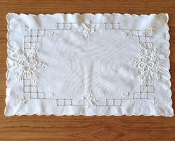 Joli napperon brodé en coton, 42 x 26 cm