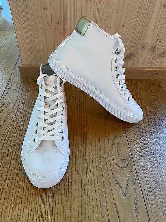 Tommy Hilfiger Scarpe da donna: Weisse Turnschuhe T. Hilfiger – Usato da Küssnacht am Rigi venduto da Ginger027