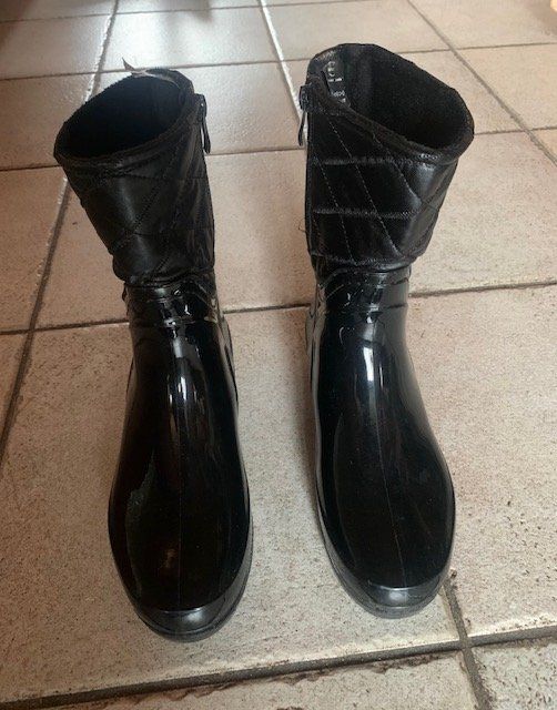 Scarpe da donna: schöne Stiefel / Regenstiefel, Schwarz, – Usato da Windisch venduto da Trudi45 1