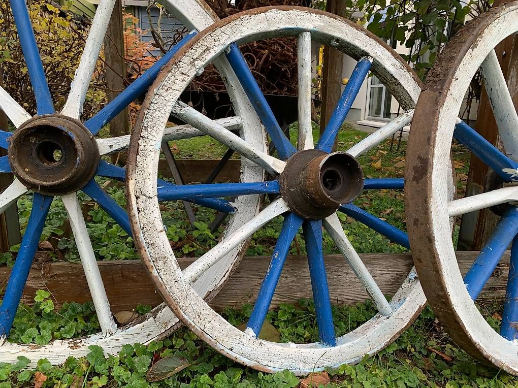 Tutte le decorazioni: Vier Speichenräder, bunt, mit Eisenring – Usato da Hettlingen venduto da FamilieSchroeder 3