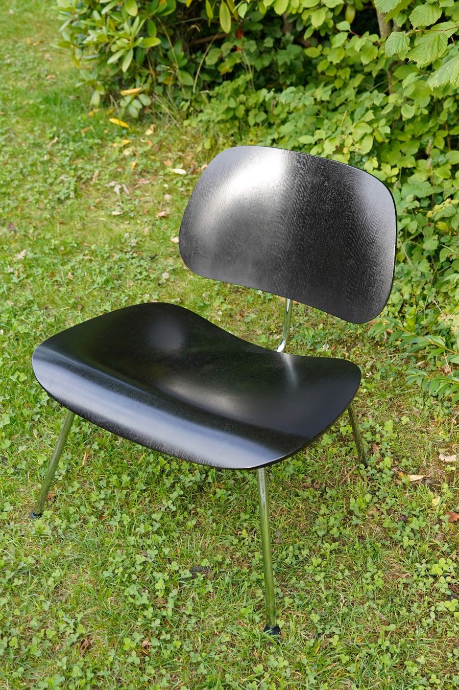 Vitra Sessel: Vitra Eames LCM Sessel Schwarz – Gebraucht aus Spiez von demiseum 1