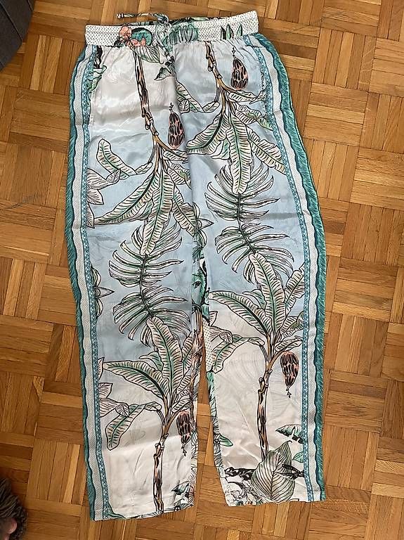 Pantalons: Pantalons libres, T36 – D'occasion à Lausanne par das_xb9h