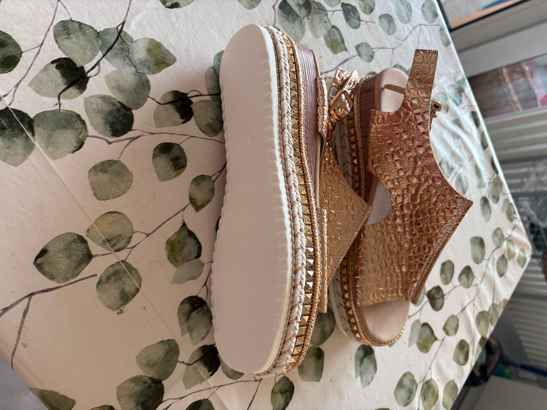 Scarpe da donna: Sandales neuves couleur or 40 – Usato da Genève venduto da Eperhab 2