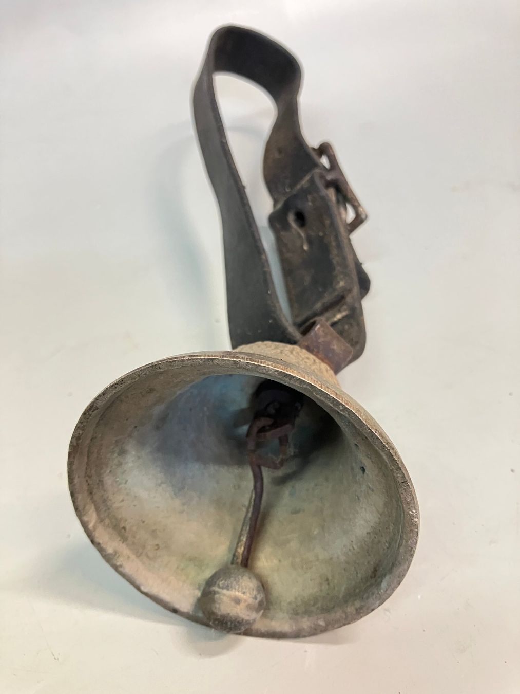 Campanacci mucche: Alte Kleine Glocke mit Riemen – Usato da Horw venduto da luzernicus 3