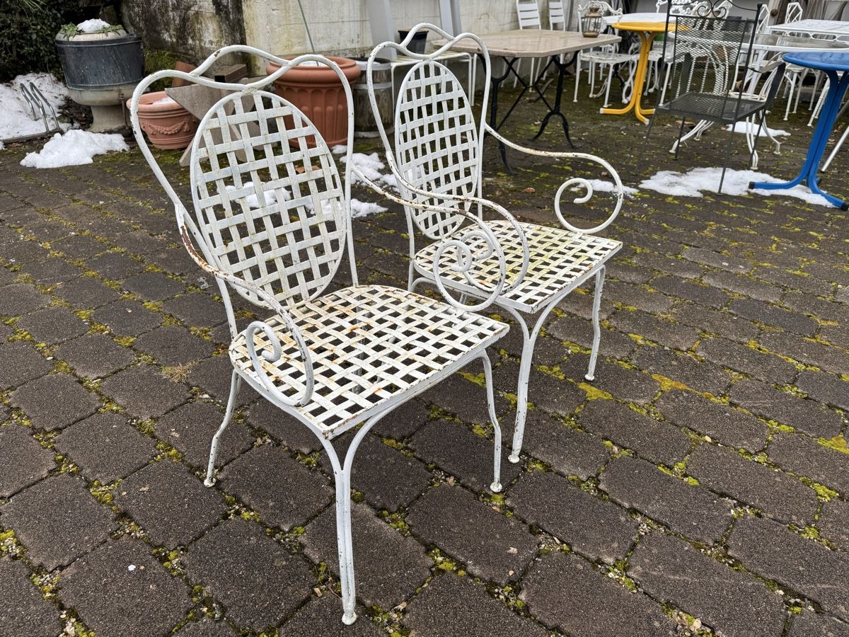 zwei weiße Gartenstühle aus Metall (Gebraucht) in Gränichen für CHF 1 – nur Abholung auf Ricardo kaufen