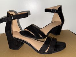 SCHWARZE RIEMCHENSANDALEN MIT ABSATZ