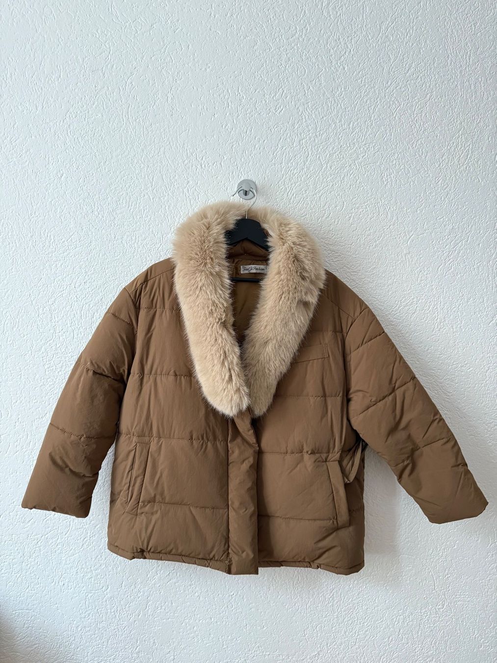 Giacche: Winter jacket with fur collar, size M – Usato da St. Gallen venduto da trxcy