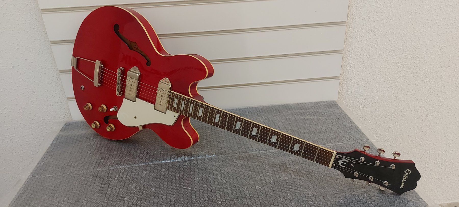 Epiphone Strumenti musicali: Epiphone Casino CH Wine Red e-gitarre neuwertig – Usato da Glattbrugg venduto da Swissmusik