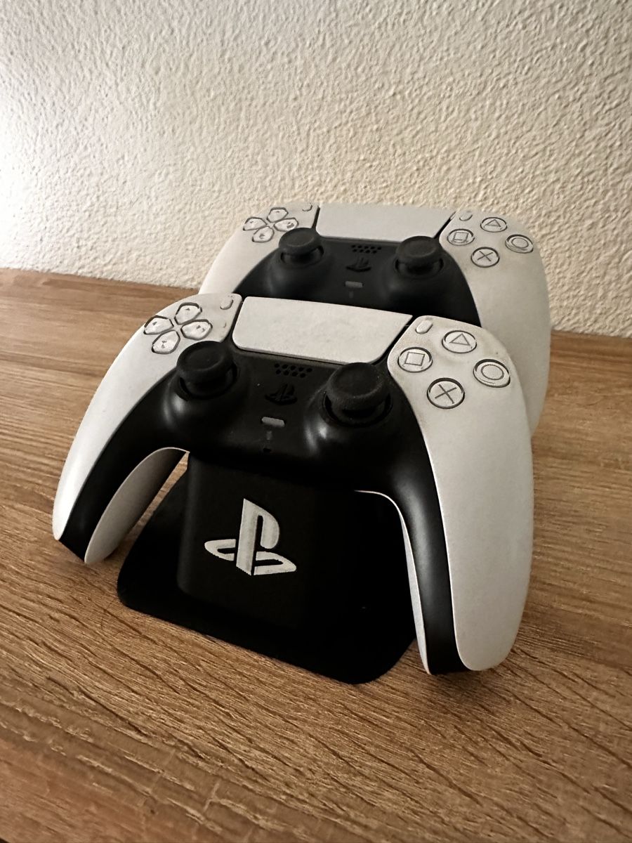Altro in Decorazioni & Accessori: PS5 Controller-Halterung für 2 Controller | 3D-Druck | PLA – Nuovo e nell'imballaggio originale da Glarus venduto da 3DCHARM