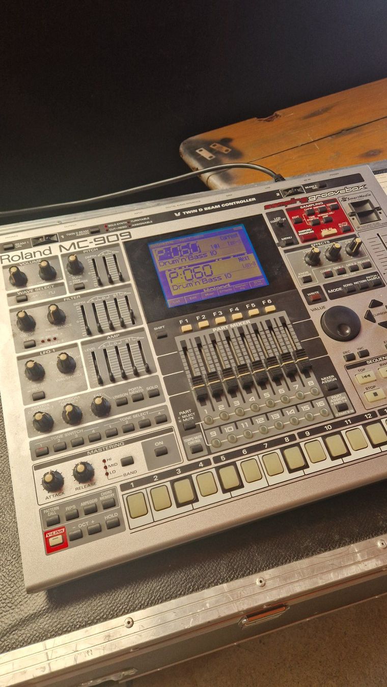Roland Strumenti musicali: Roland MC 909 – Usato da Zürich venduto da kuka2000 2