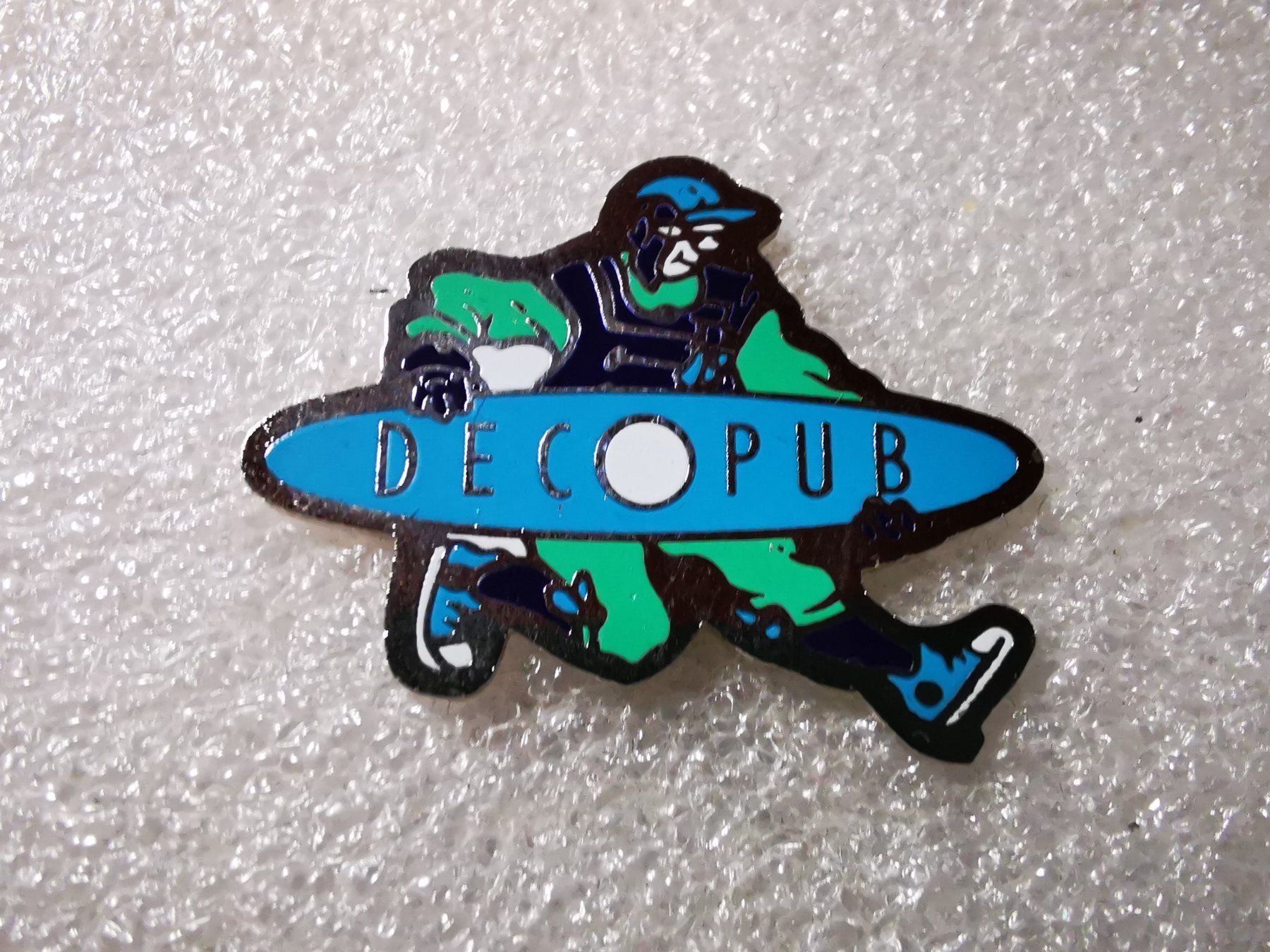 Plaketten & Abzeichen: Ansteckpin 151: Deco Pub – Gebraucht aus Oppligen von Pin-Fall-Shop