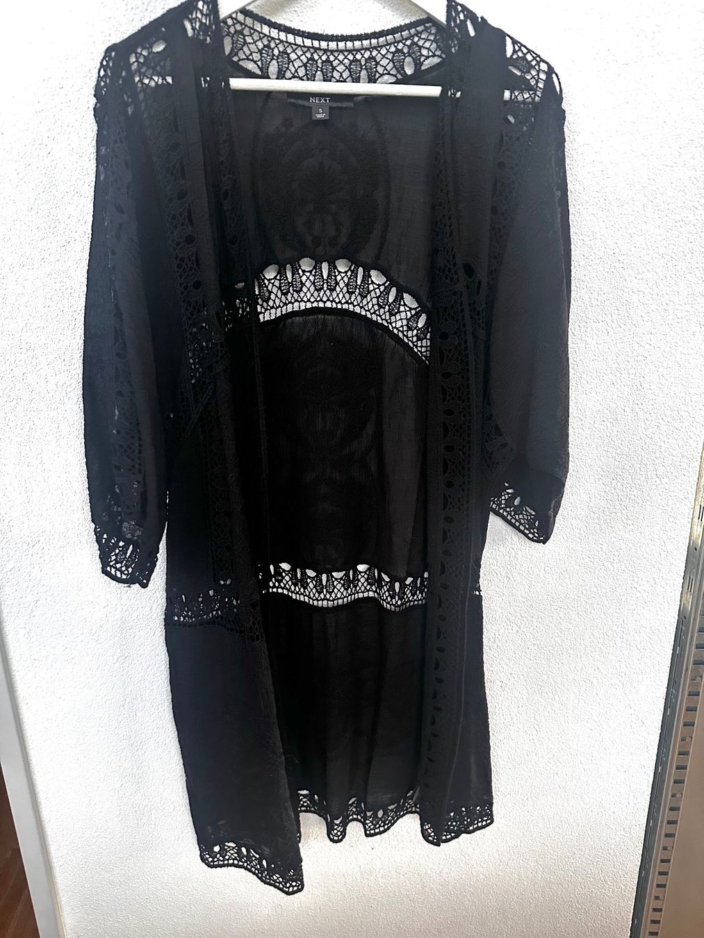 Internationale Kunst: SCHWARZE SPITZEN-KIMONO-JACKE – Neu (gemäss Beschreibung) aus Haldenstein von enie123