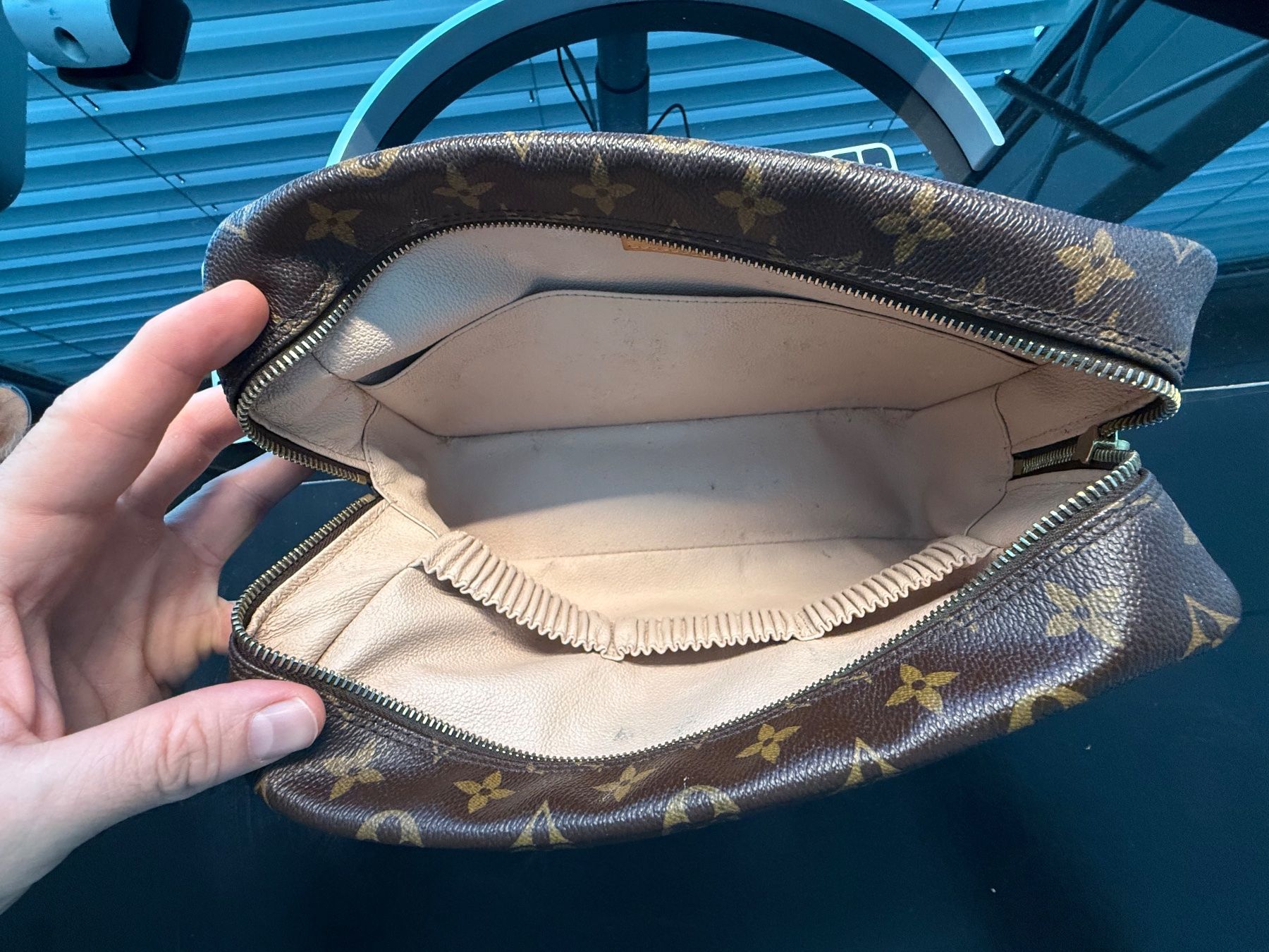 Louis Vuitton Kosmetikkoffer: Louis Vuitton Nécessaire PM Monogram Canvas – Gebraucht aus Zürich von phinder 2