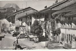 Gruyeres Strasse mit Autos