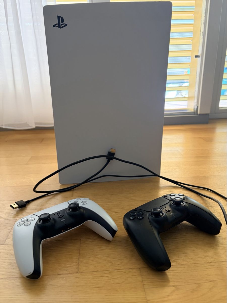 Sony Console: PS5 Standard 512GB w/ Disc Drive + 2 Controllers + Game – Nuovo (secondo la descrizione) da Luzern venduto da ant_nf7d 2