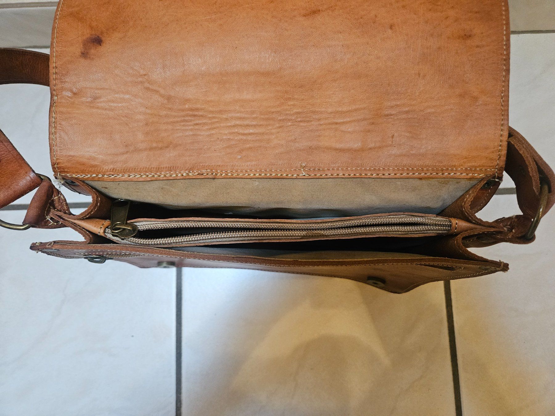 Taschen: Ledertasche / Umhängetasche – Gebraucht aus Münchwilen AG von pel_y9jx 4
