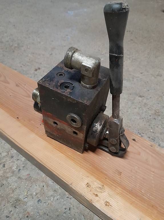 Tutti gli attrezzi: Hydraulik Steuergerät  – Usato da Adligenswil venduto da obstesi7 1