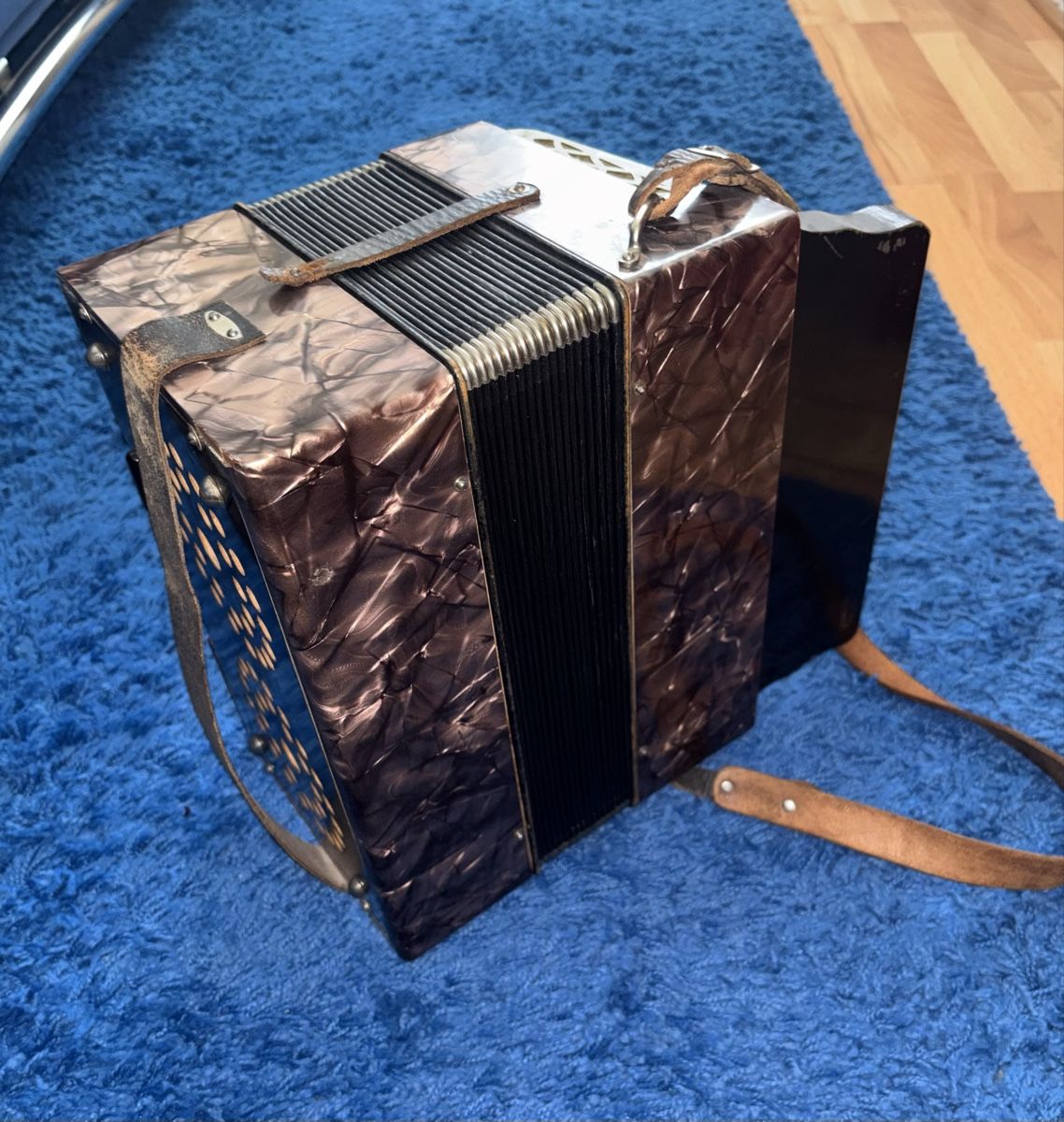 Hohner Musikinstrumente: Akkordeon, original Hohner, gebraucht – Gebraucht aus Langenthal von lenz3008 1