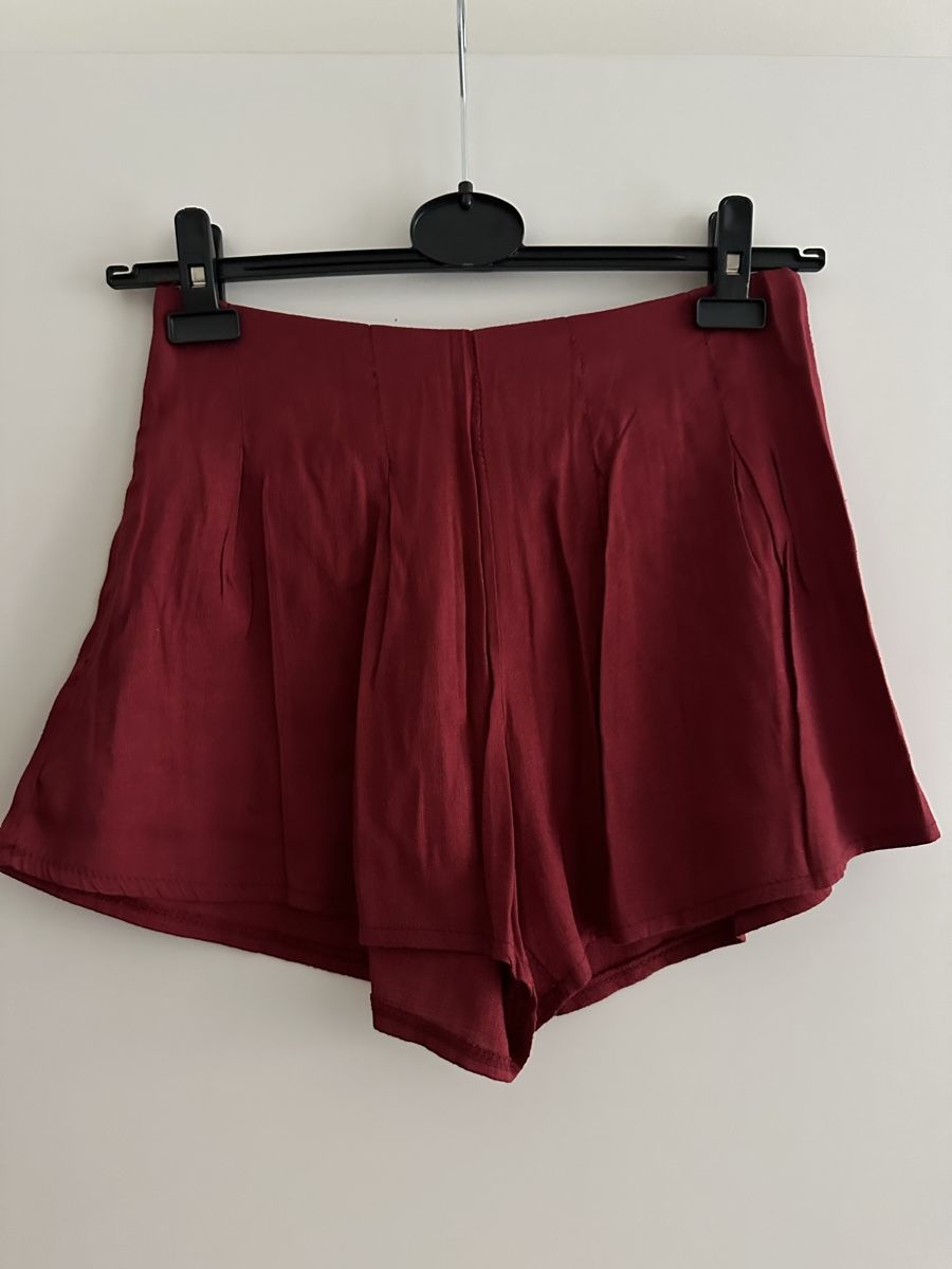 Pantaloni: Lightweight red shorts – size 36 – Usato da Zürich venduto da Semokay
