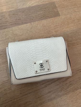 Guess Handtasche, neuwertig, weiss, Schlangenmuster Optik