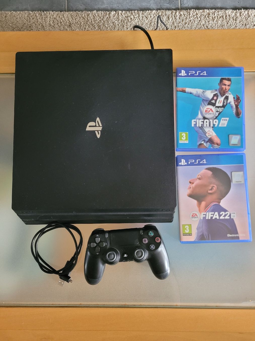 Sony Console: PS4 Pro Konsole 1 TB mit 2 FIFA Spielen und Controller – Usato da Henggart venduto da Allerhand 1