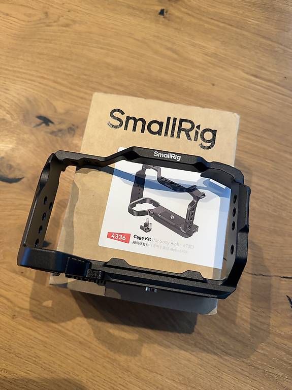 Smallrig Altri Accessori: SmallRig 4336 Käfig für Sony A6700 – Nuovo e nell'imballaggio originale da Fislisbach venduto da Jale_31 1