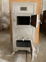 Antiker Holzofen mit Aufsatz für Pfannen