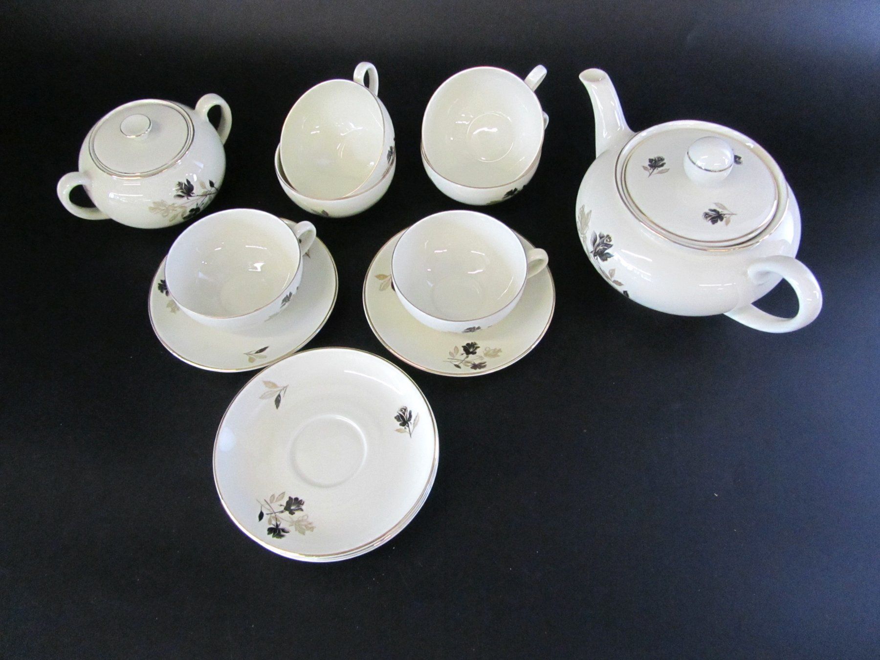 Set di piatti: Teeservice mit schwarzen Blumen – Usato da Muhen venduto da Restwert_Muhen