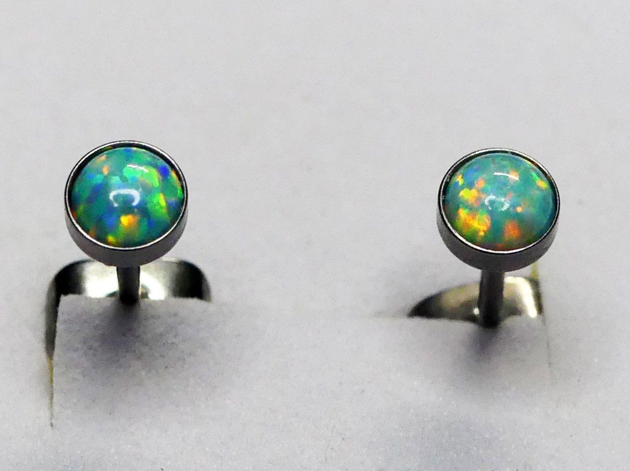 Orecchini pendenti & Orecchini a lobo: Ohrsteker aus Titanium mit Opal – Nuovo e nell'imballaggio originale da Matten b. Interlaken venduto da kero71