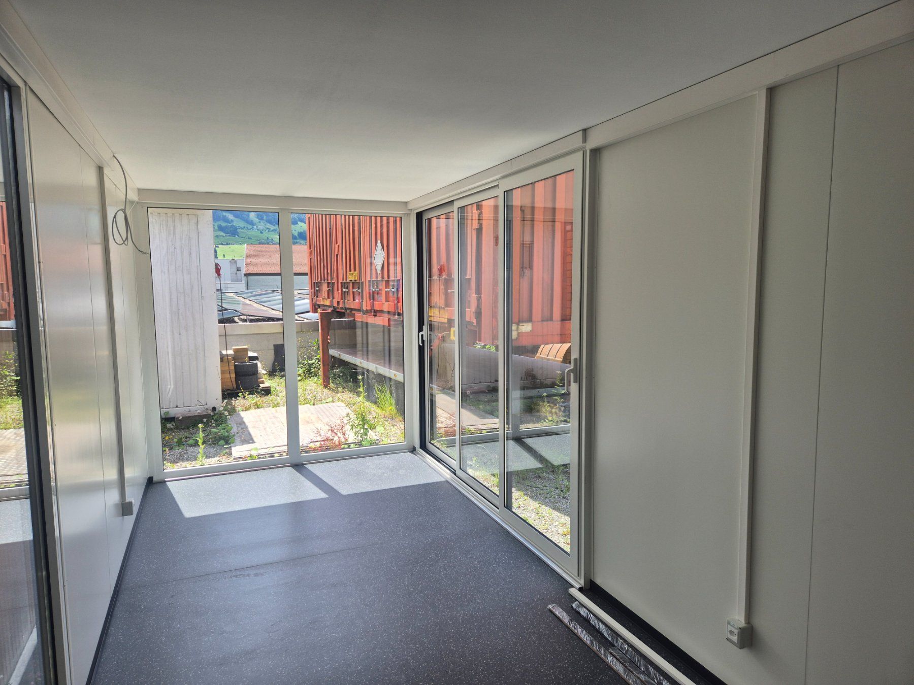 Contenedor modular habitable, oficina o casa de jardín – 6,05 × 2,44 m detalle 2