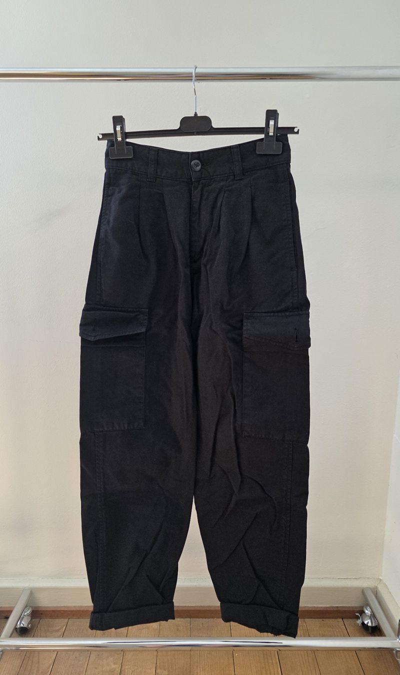 Carhartt Pantalons: Schwarze Cargohose Carhartt – D'occasion à Rothenfluh par sel_j856 1