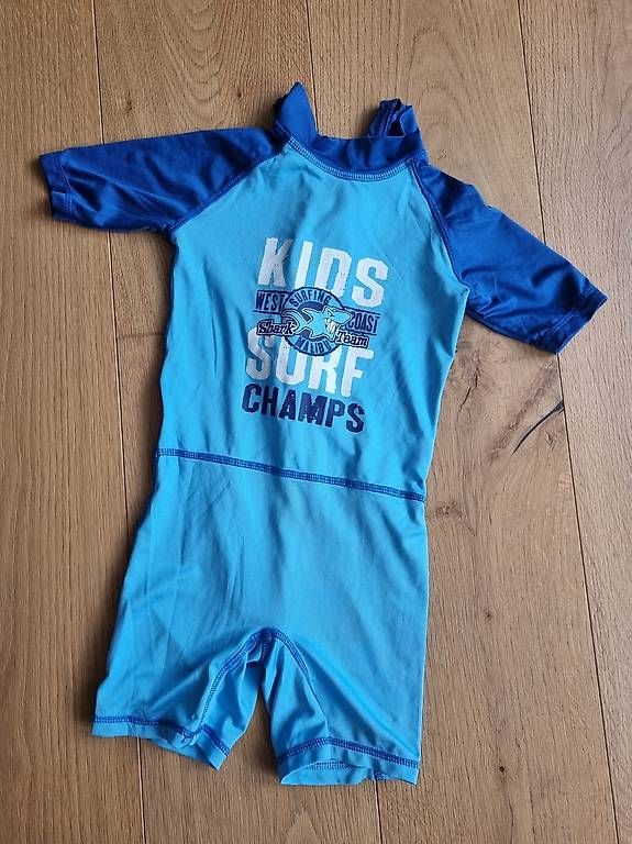 Costumi da bagno: Badeanzug mit UV Schutz für Kinder – Usato da Wiedlisbach venduto da anbo47