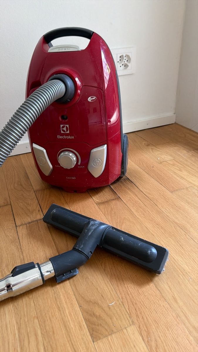Electrolux Aspirapolveri & Accessori: Staubsauger Electrolux rot – Usato da Basel venduto da leonharda