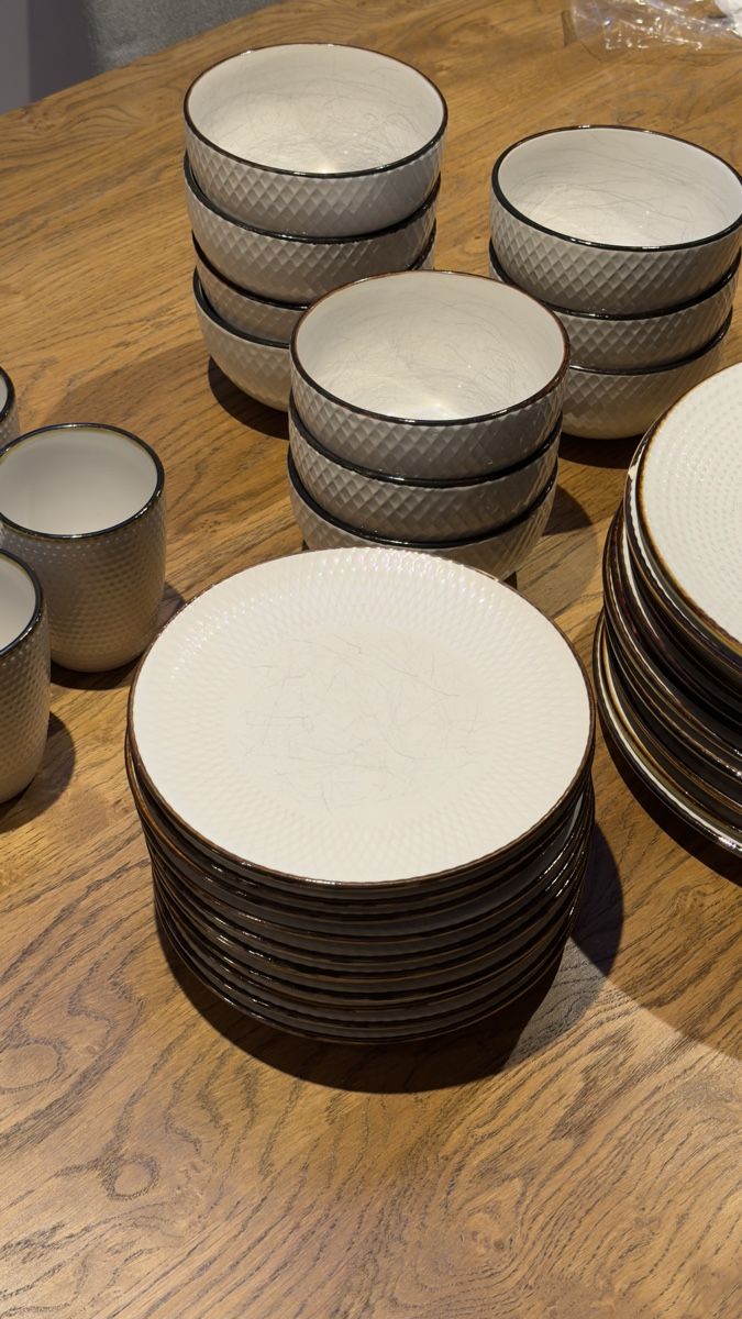 Set di piatti: Geschirr Set / 37-Teilig – Usato da Emmen venduto da underrtxed678