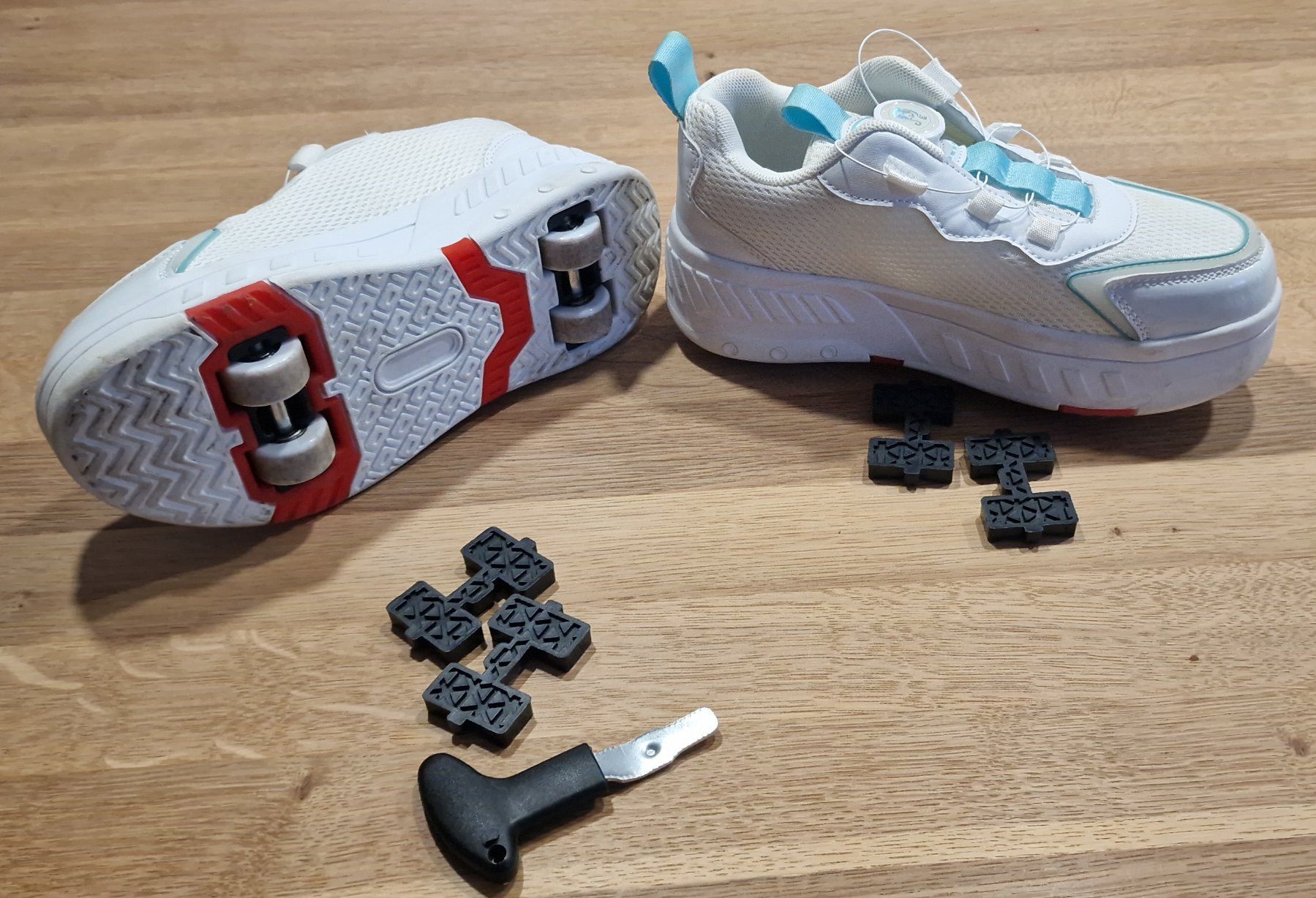 Pattini in linea & Pattini a rotelle: lässige Mädchen Turnschuhe mit vier Rollen - Gr. 34 – Usato da Fällanden venduto da zeno01 9