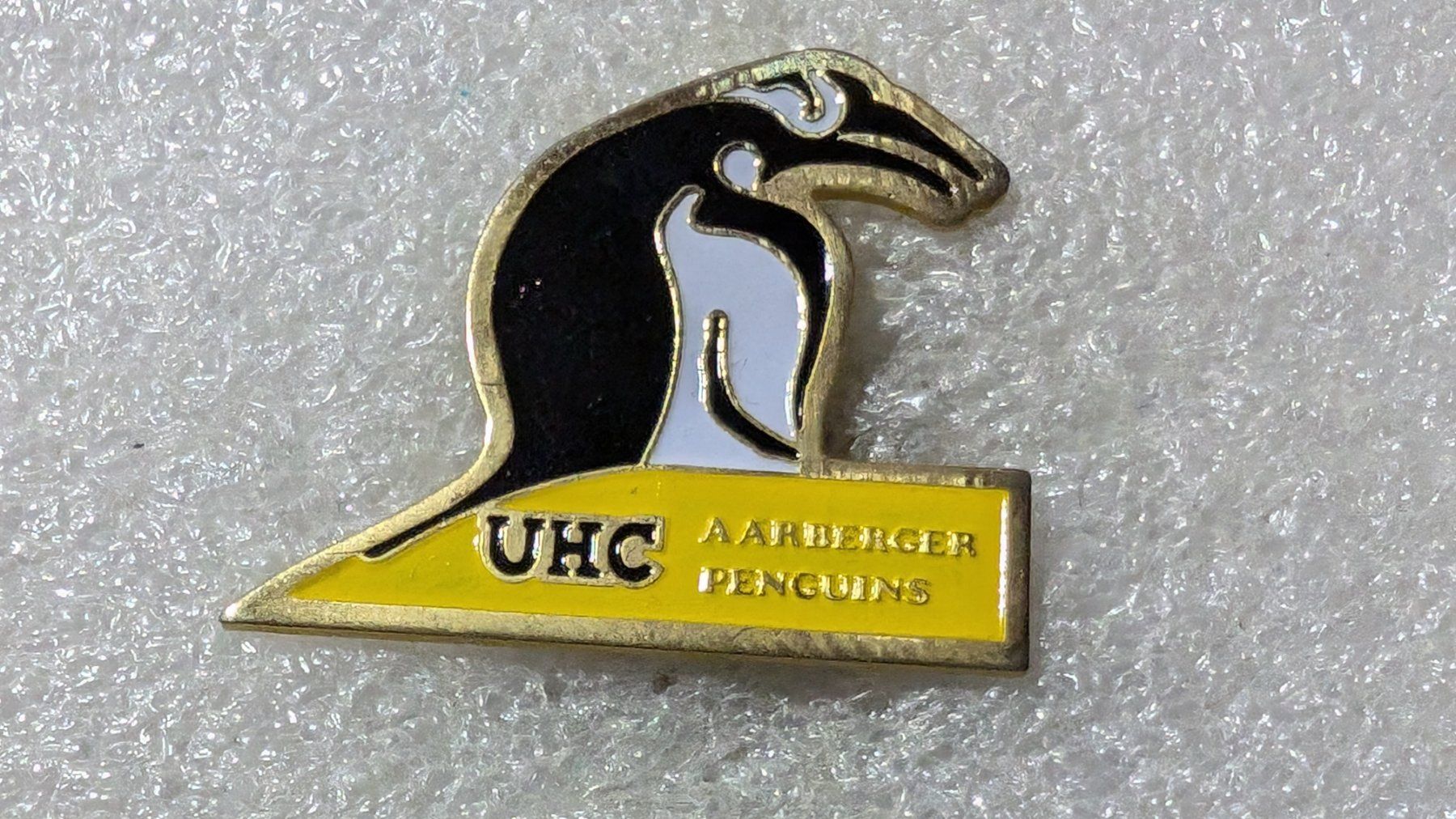 Plaketten & Abzeichen: Ansteckpin 140: UHC Aarberger Penguins – Gebraucht aus Oppligen von Pin-Fall-Shop