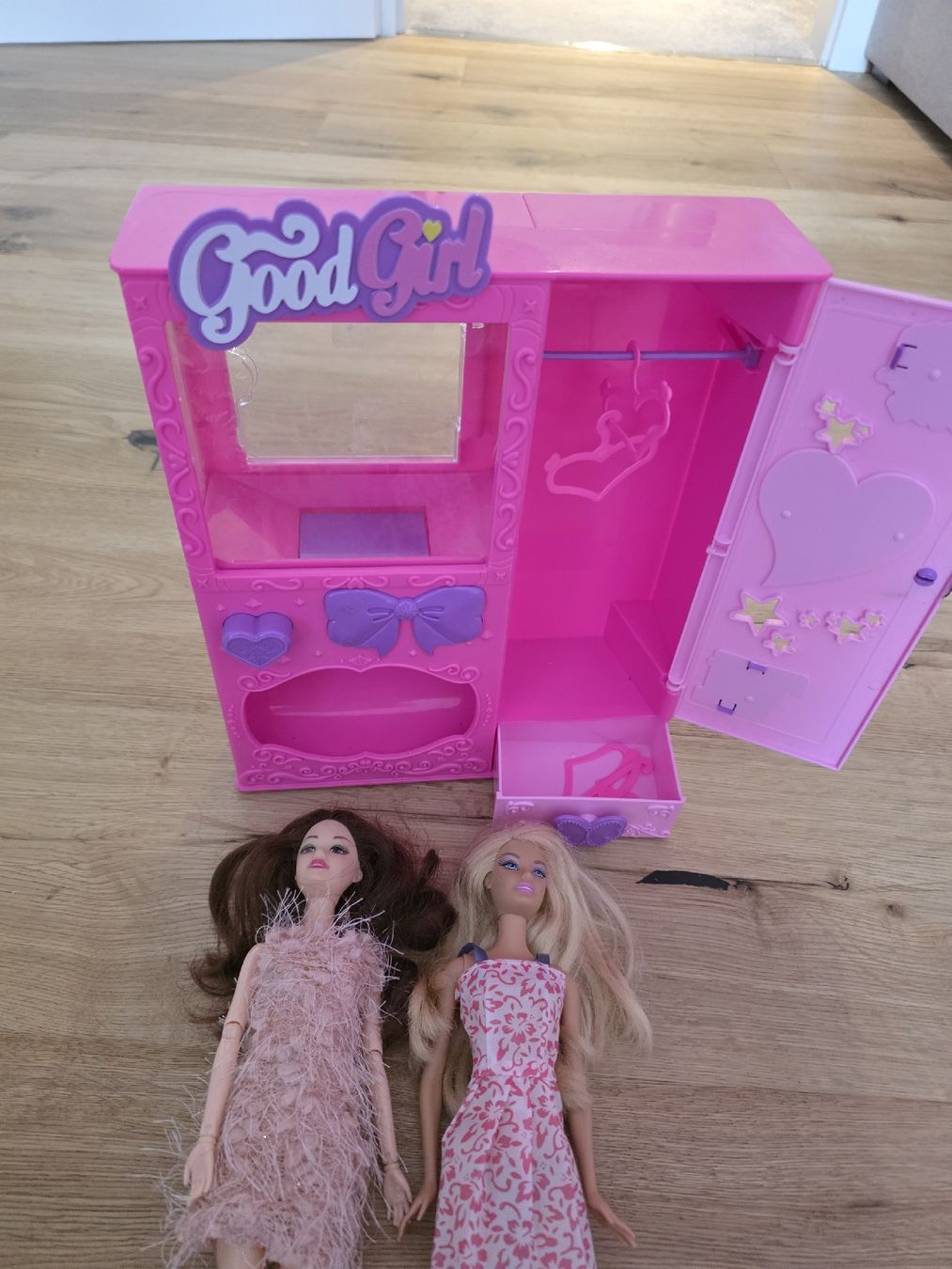 Giocattoli: Barbie Kleiderschrank mit 2 Barbie – Usato da Toffen venduto da ver_x68f 1