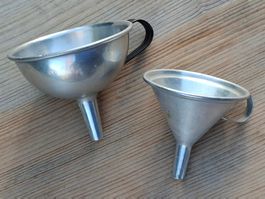 tolle 2 Vintage alte Trichter Entonnoir aus Aluminium