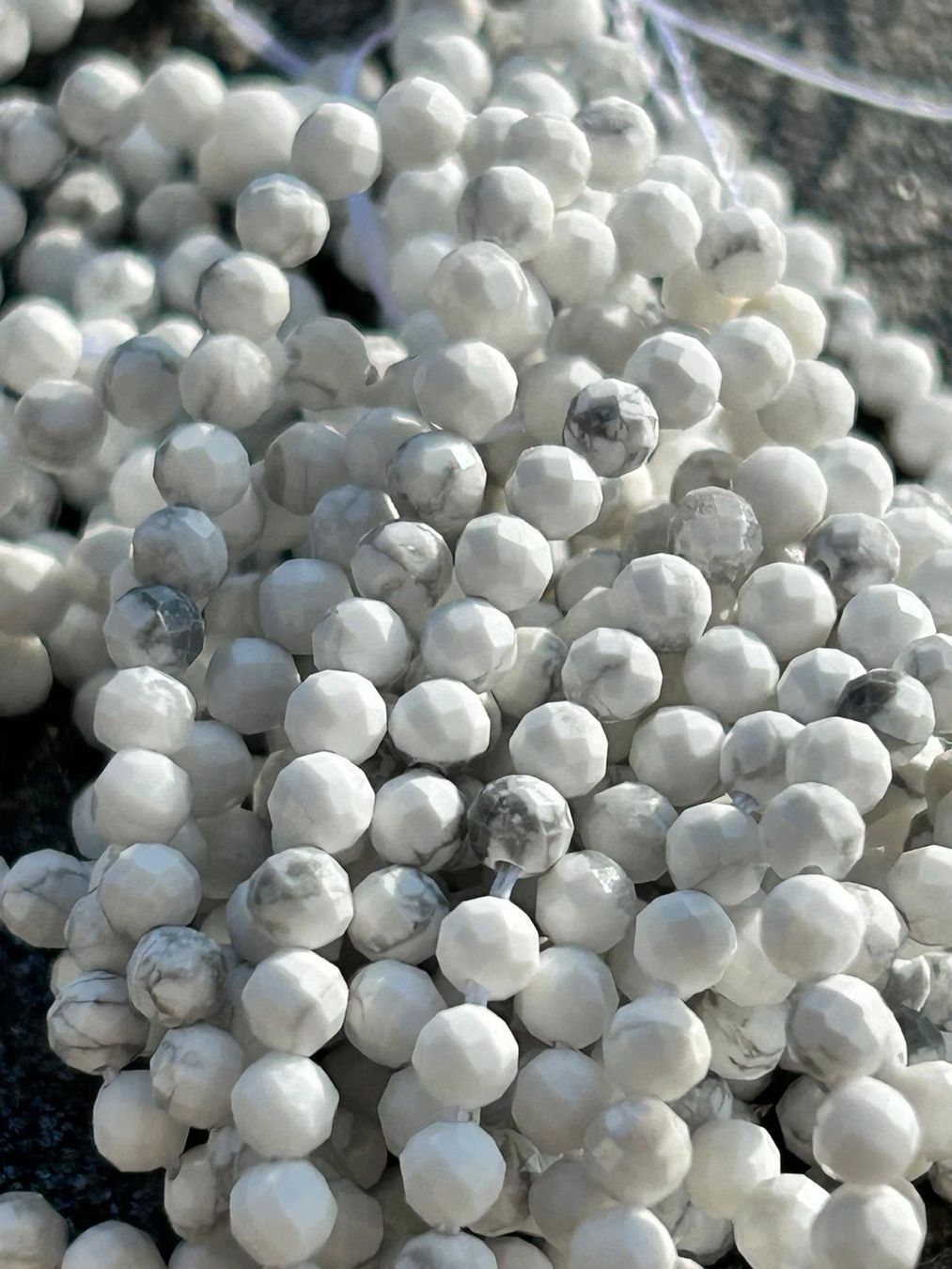 Edelsteine: Strang echte facettierte Howlite Kugeln 1,5 mm – Neu und originalverpackt aus Niederrohrdorf von Ytobi 1