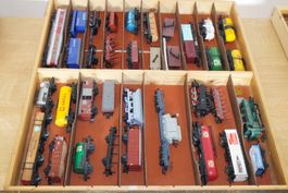 LOT DE  34 WAGONS  ÉCHELLE HO