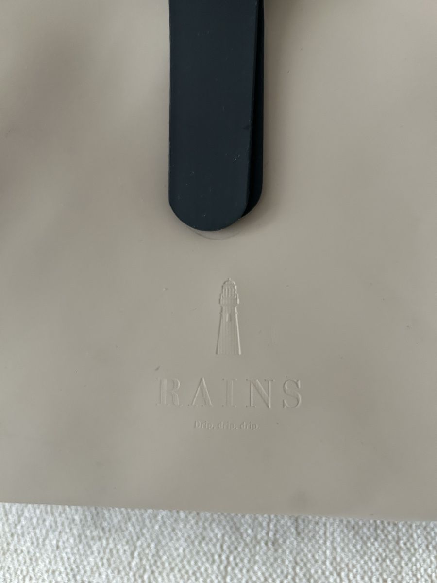 Rains Zaini: Rains beige waterproof backpack, minimalist Scandi style! – Usato da Zürich venduto da Nik_Kat 1