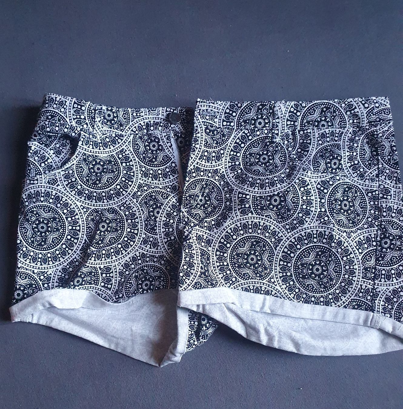 Pantaloni: Shorts mit coolem Boho-Muster – Nuovo (secondo la descrizione) da Wimmis venduto da hel_m26m