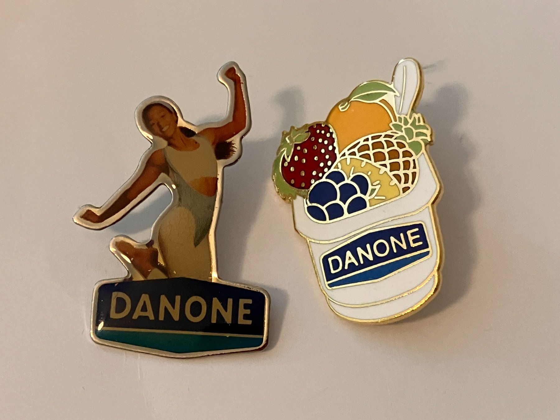 Placchette & Badge: 2 Pin Danone – Usato da Basel venduto da djwwpp