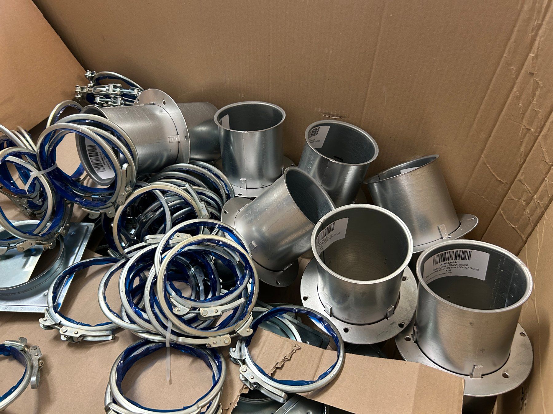 Tutti gli attrezzi: Grosser Posten Luftschieber, Adapter und und und – Nuovo (secondo la descrizione) da Zofingen venduto da Maschinenfabrik 4