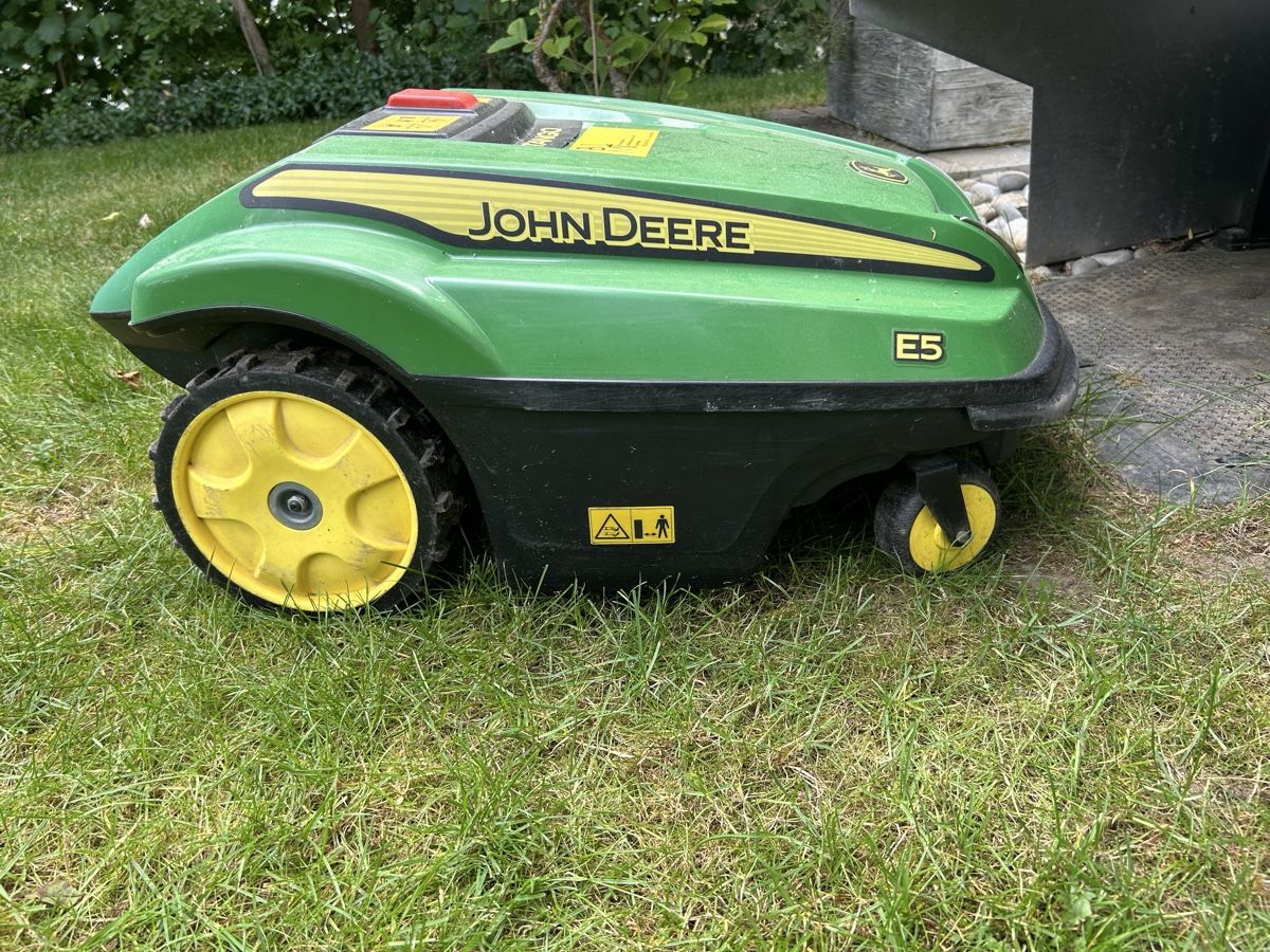 John Deere Tagliaerba: John Deere Tango E5 Mähroboter inkl. Ladestation & Schutzdac – Usato da Endingen venduto da Noisy-Colours 1