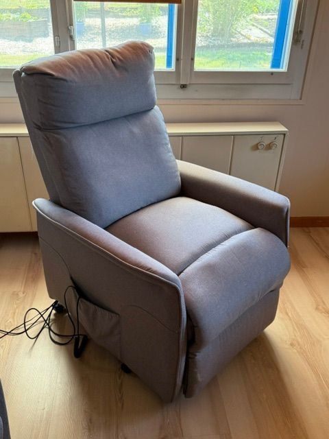 Fauteuils: Stuhl  mit massage und aufstehhilfe – D'occasion à melchnau par will-hier-weg