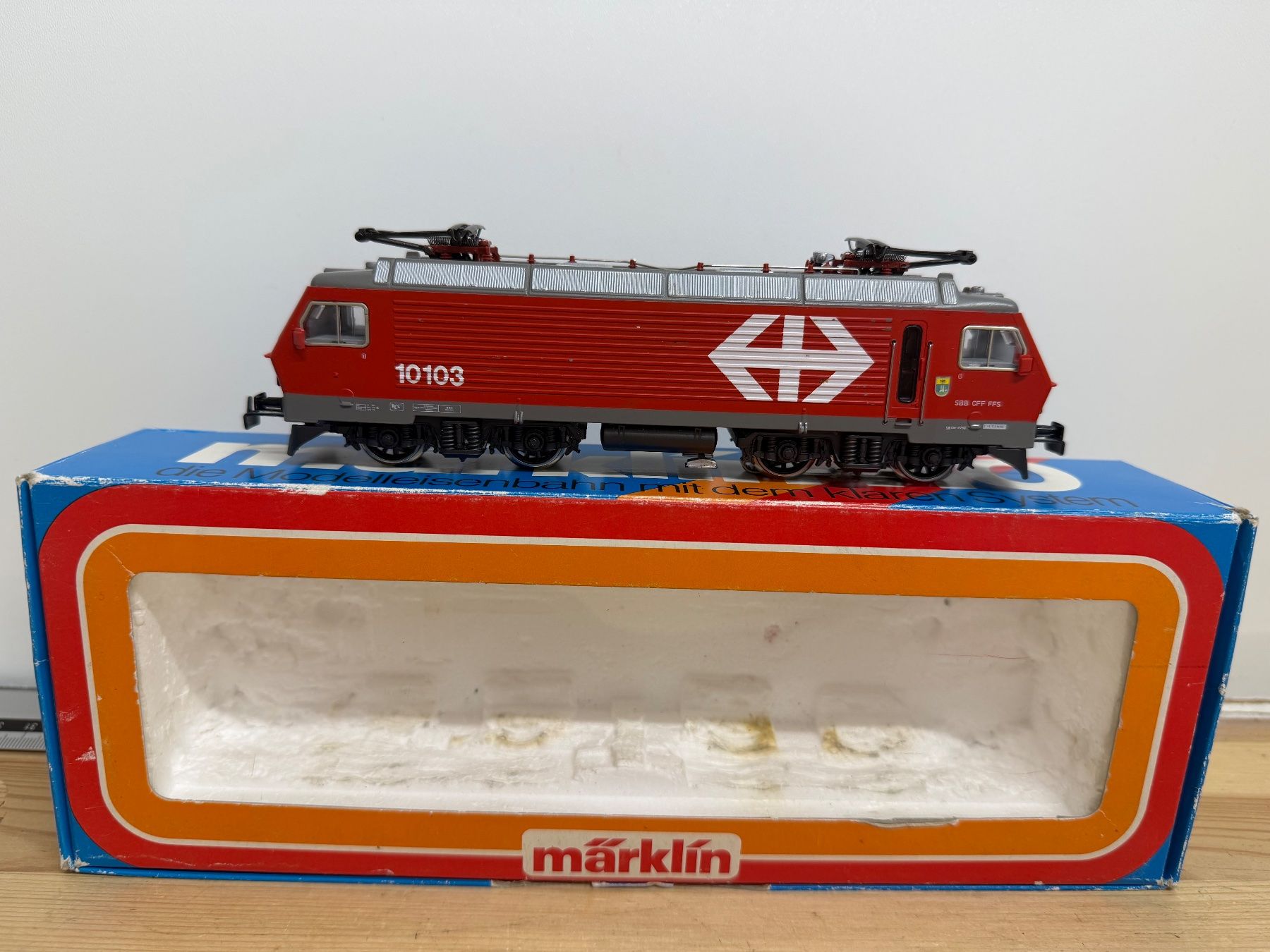 Märklin Modellini di ferrovie: Märklin 3328 E-Lok SBB Re 4/4 IV – Usato da Büsserach venduto da ModellbahnDepot