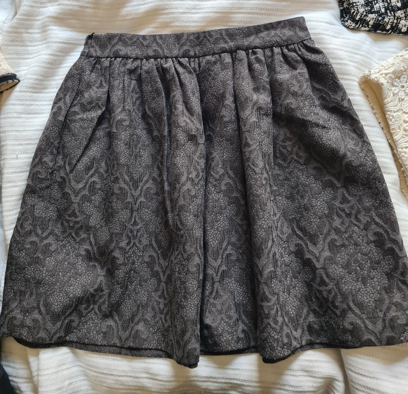 Zara Gonne: Jupe Zara imprimé dentelle - Small – Usato da Genève venduto da Tresor305 3