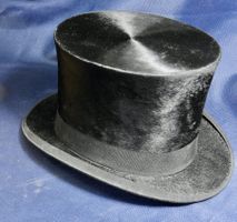 Alter Zylinder mit Hutschachtel